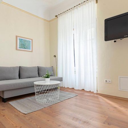 Ferienwohnung By The Walnut Tree Laibach Exterior foto